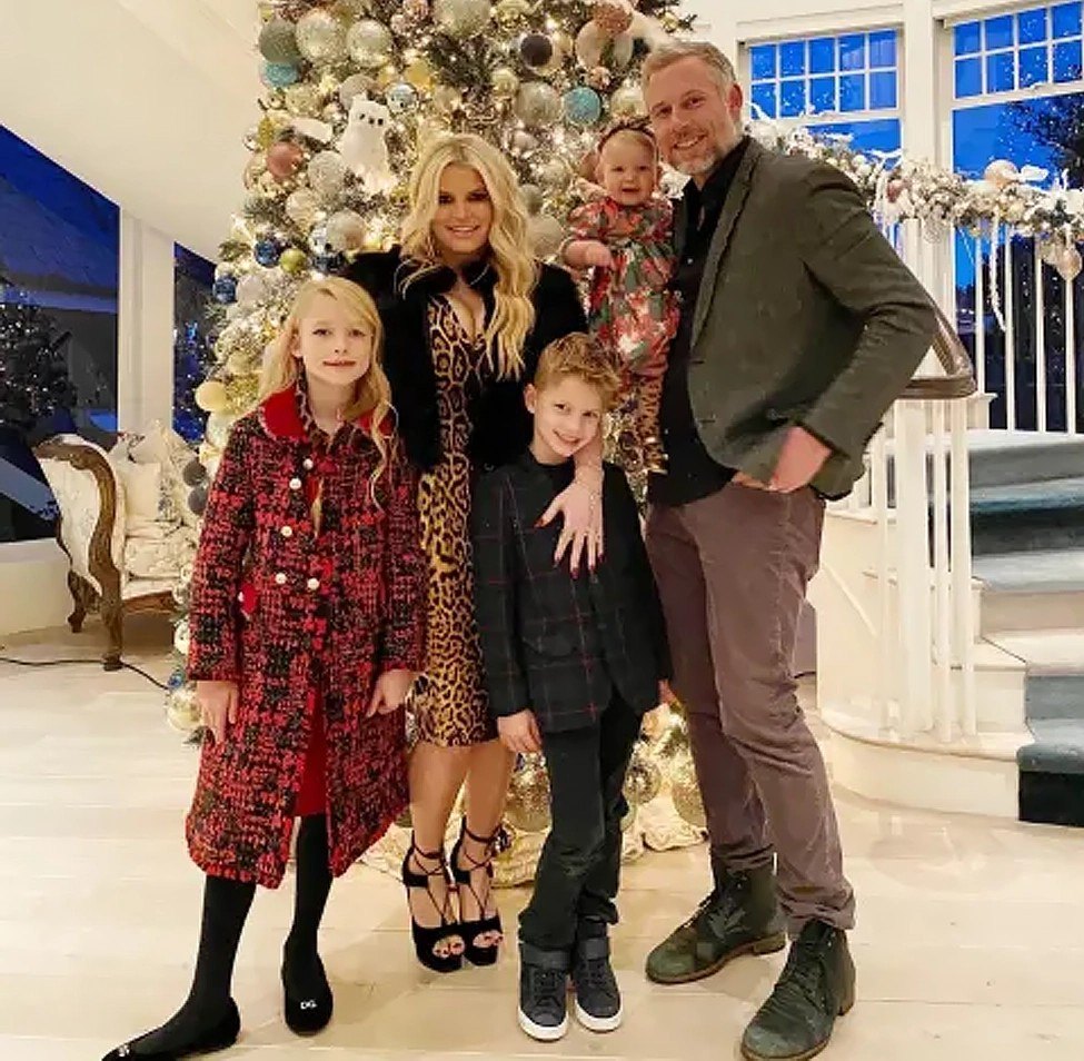 Jessica Simpson and her family of five