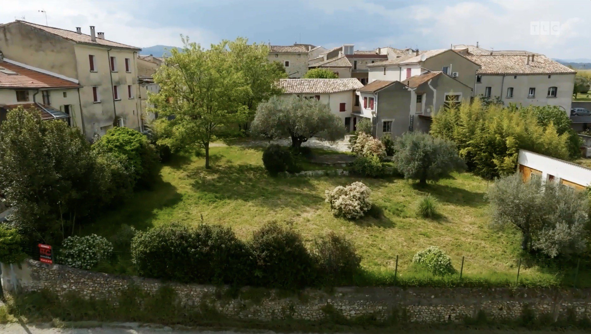 Outdoors, there is a spacious lawn dotted with mature trees that makes up for the relatively bare landscape in the area closest to the structure.