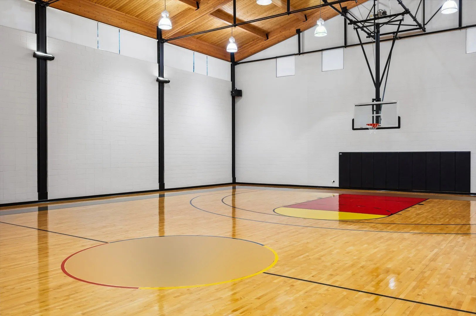 EXCLUSIVE: Buyer of Michael Jordan's $9.5 Million Mansion Cuts $230K-a-Month Rental Price by $50K After Failing to Find Tenant