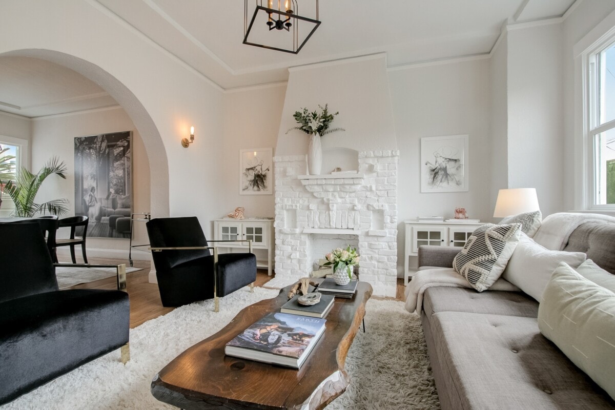 A living room with an archway