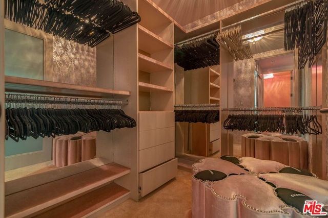 Owner's suite closet