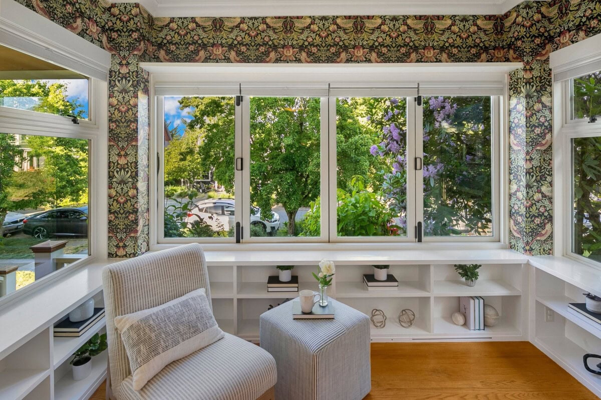 A sun room with wallpaper
