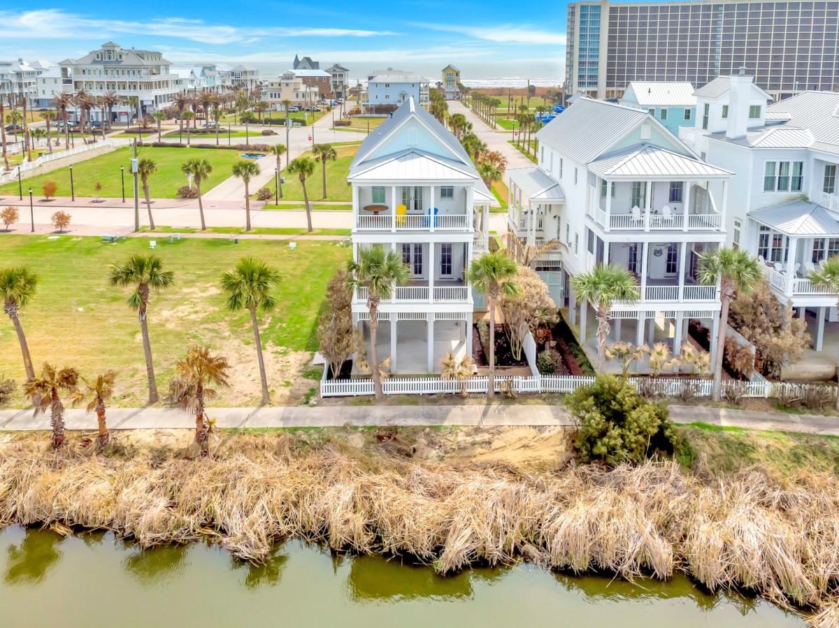 beachfront properties with an empty plot next to it