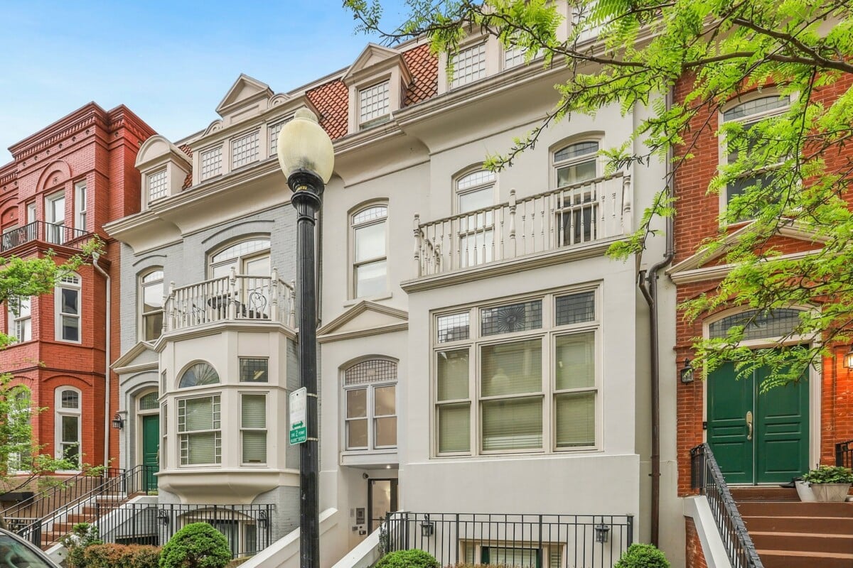 townhouses connected on a street