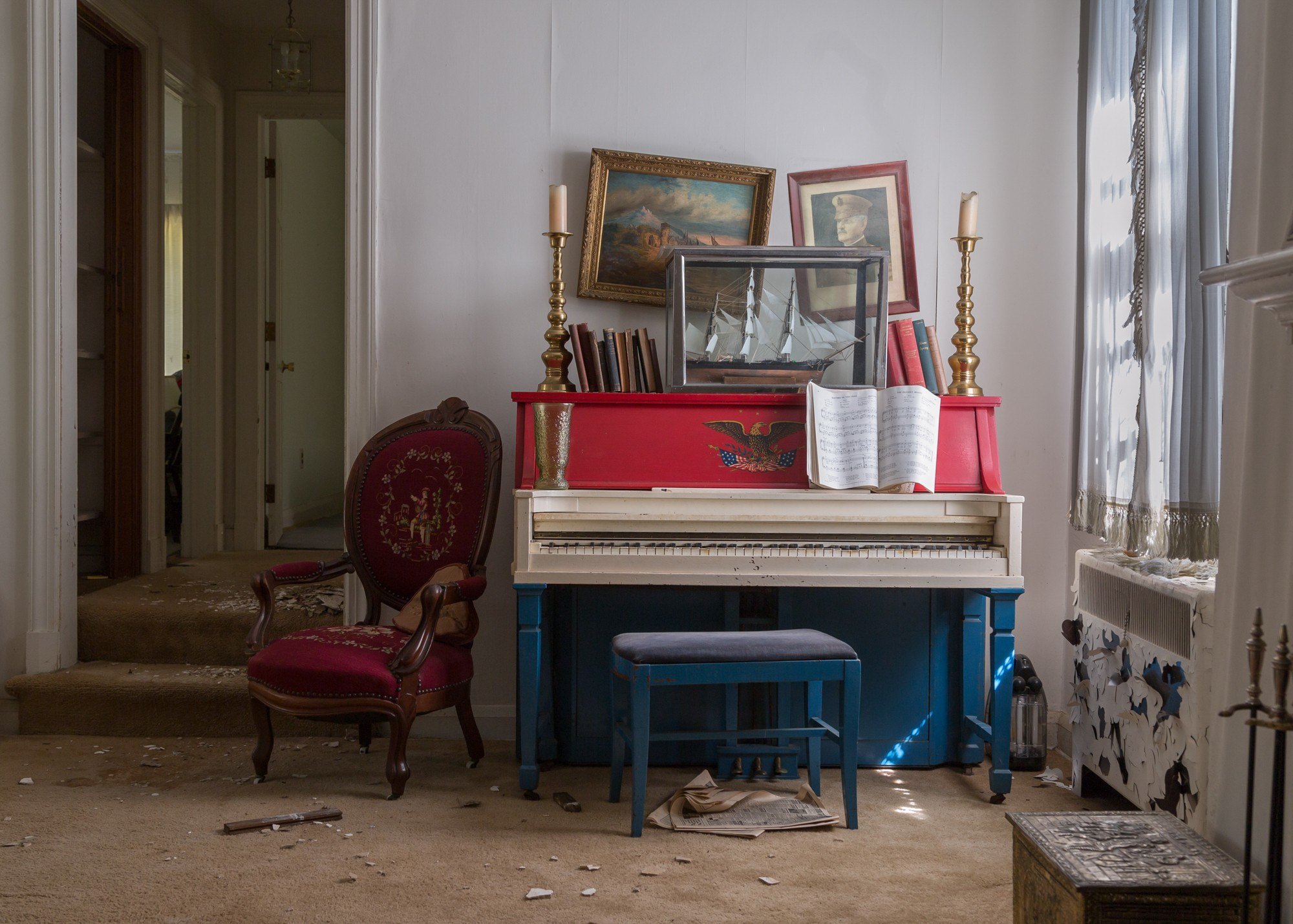 A piano from 1976 marking the bicentennial of the signing of the declaration of Independence.