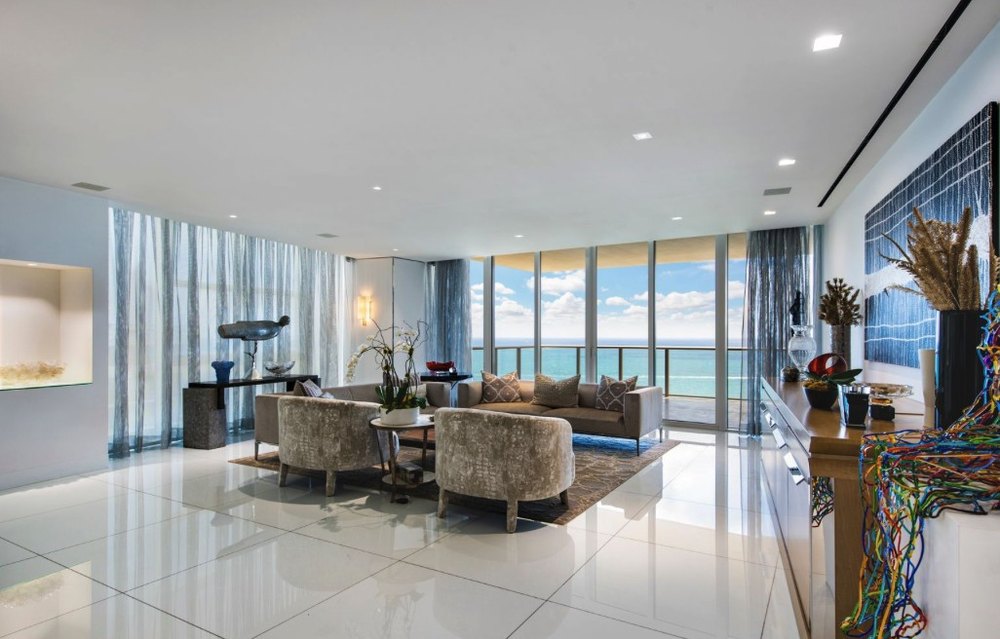 large living room with view in Bal Harbour
