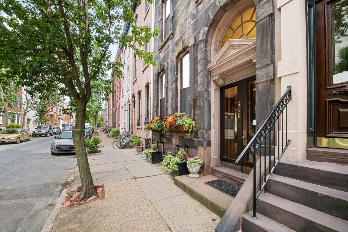 walk up apartments in a neighborhood