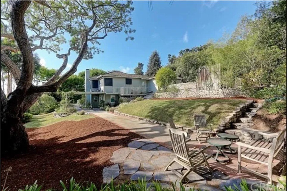 2820 Amby Pl, Hermosa Beach, CA 90254 https://www.realtor.com/realestateandhomes-detail/2820-Amby-Pl_Hermosa-Beach_CA_90254_M94115-83549