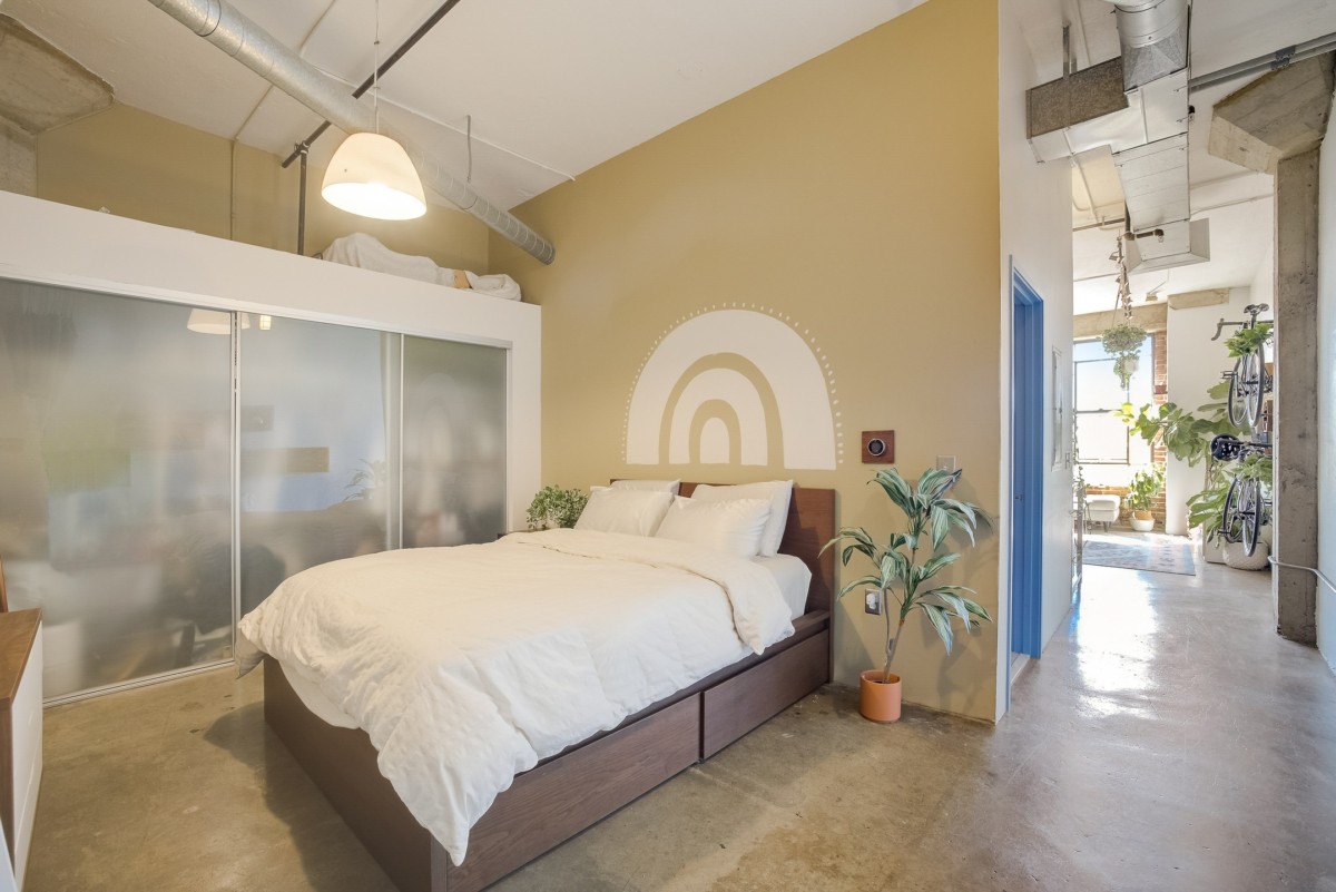 bedroom that is in a convertible apartment building