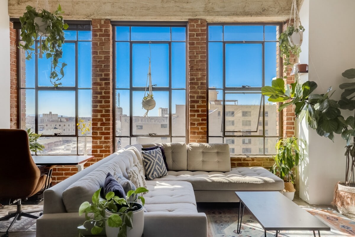 A living room with a lot of plants