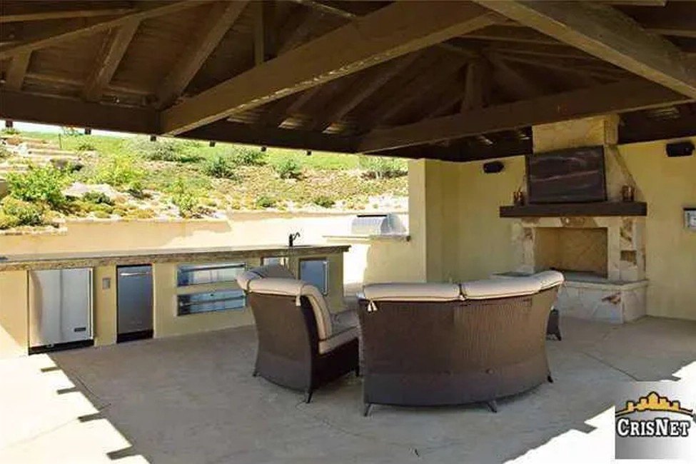 Longtime talk show host Dr. Phil loses bankruptcy trial Exterior of Dr. Phil's Calabasas home