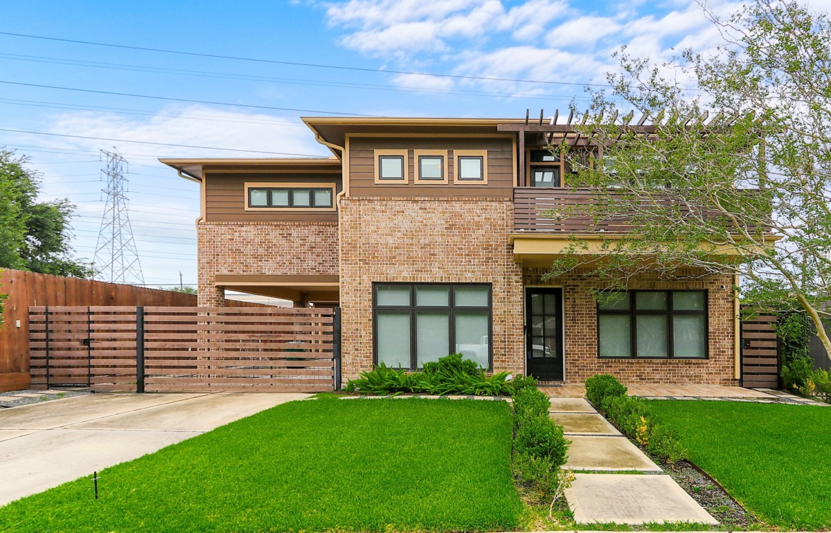 home curb appeal with gated carport 