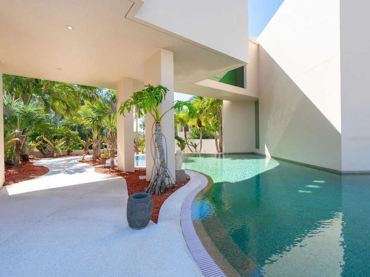 House unfolds on large Florida lot