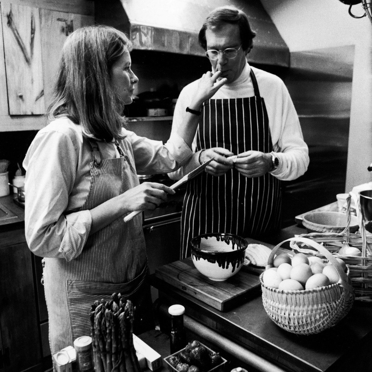 (L-R) Caterer Martha Stewart and husband, publisher Andy Stewart, baking in their kitchen. (Photo by Arthur Schatz/Getty Images)
