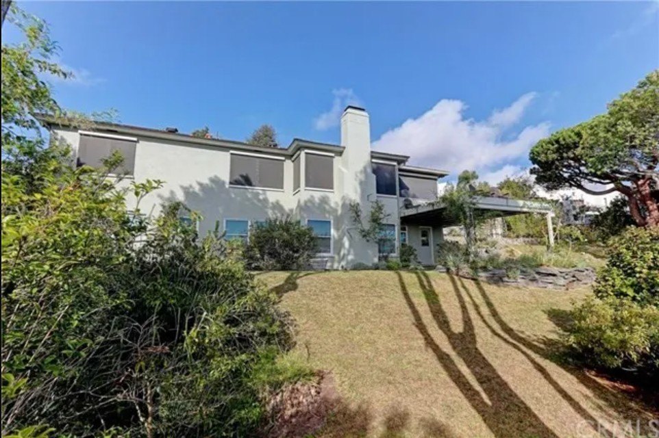2820 Amby Pl, Hermosa Beach, CA 90254 https://www.realtor.com/realestateandhomes-detail/2820-Amby-Pl_Hermosa-Beach_CA_90254_M94115-83549