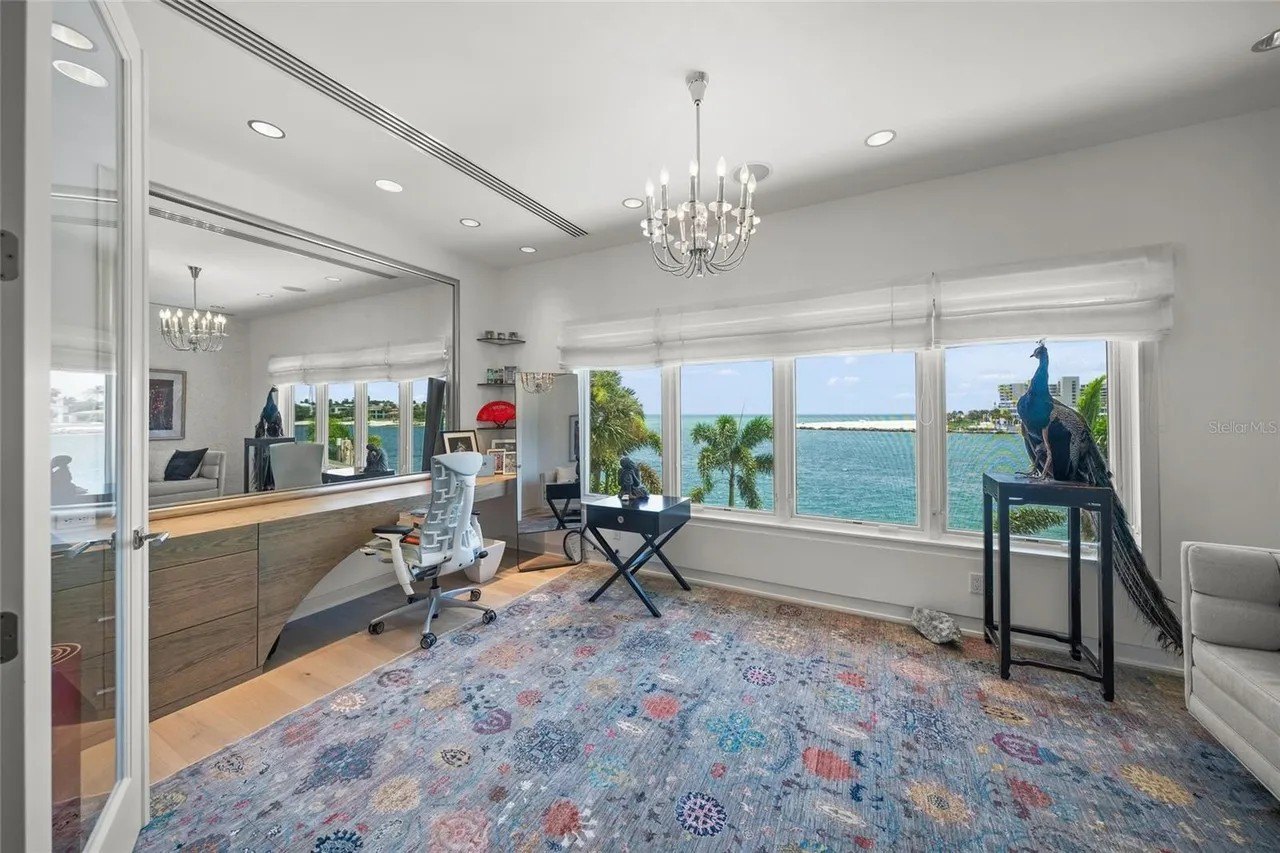 It also hosts two separate offices, of course with brilliant views.