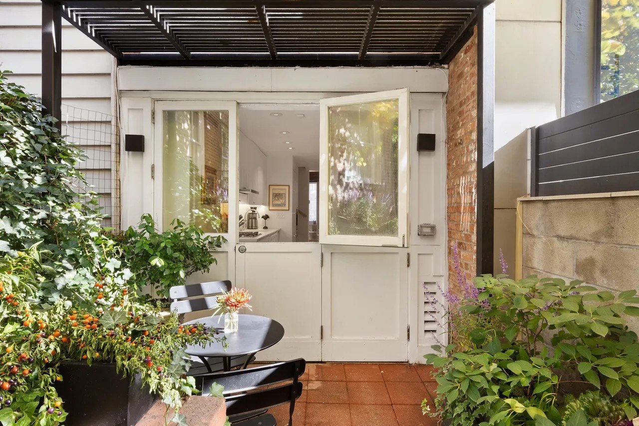 New York's narrowest townhouse