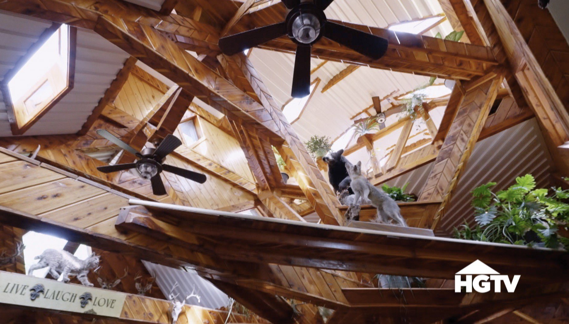 Retta predicts open floor plans may soon be considered an ugly home style.