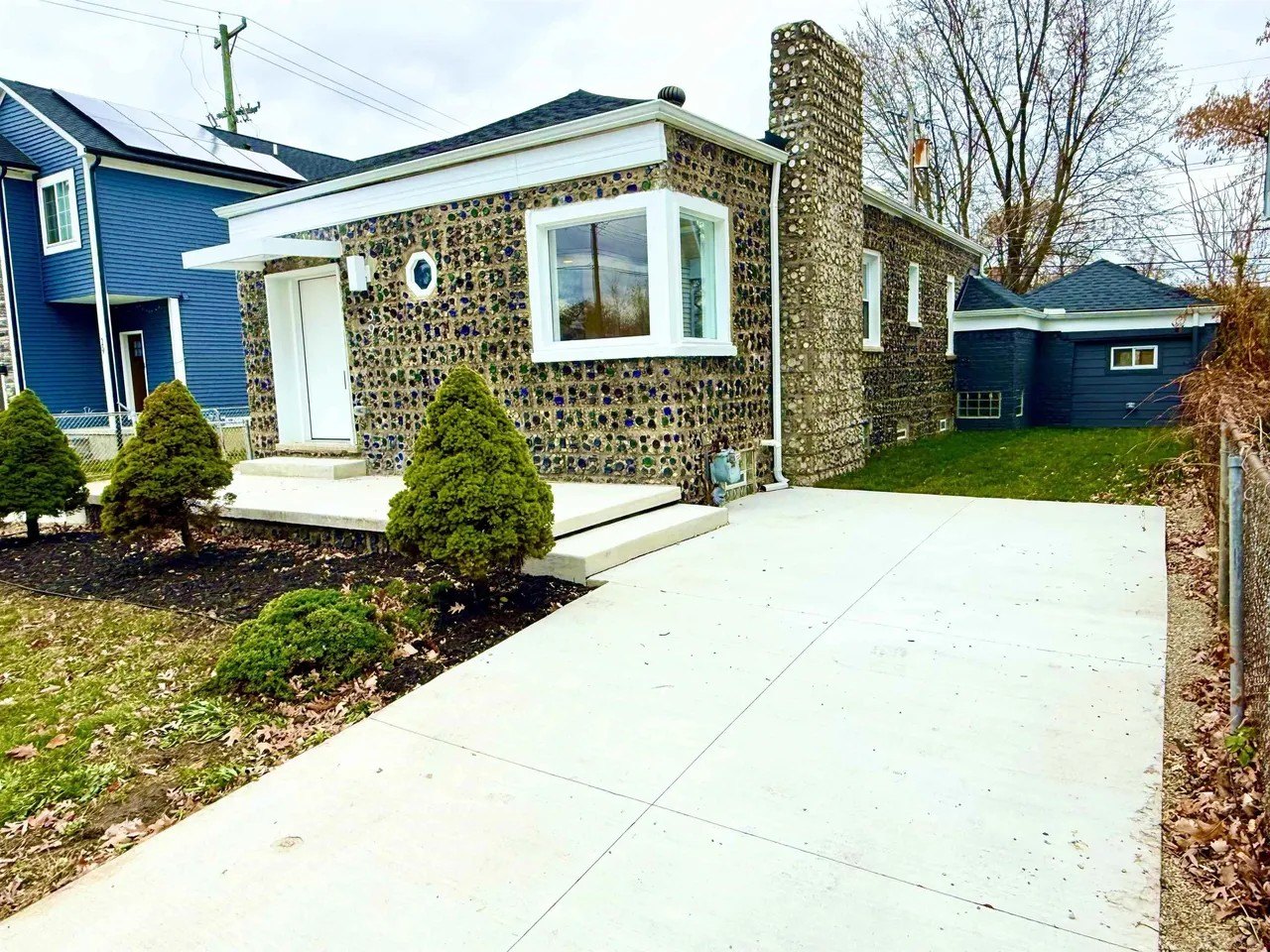 Removing the bulky and leaning front porch allowedthe homes true assets to shine through.