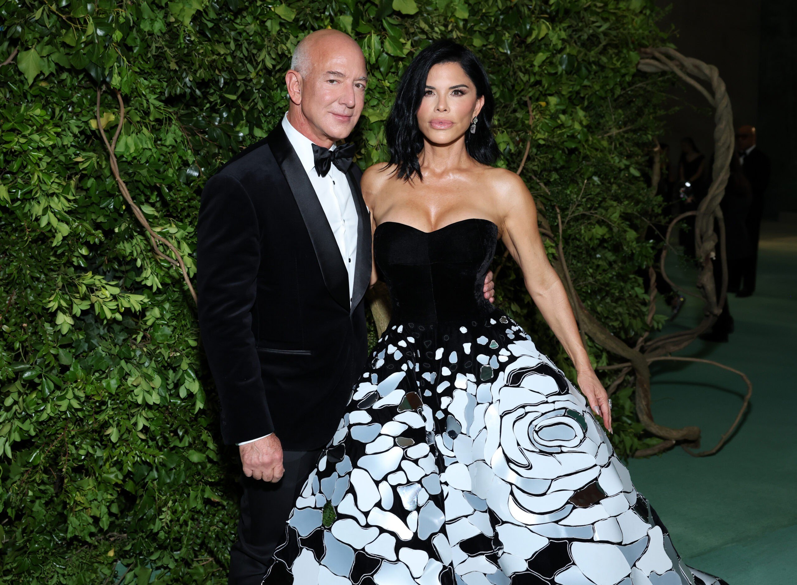 NEW YORK, NEW YORK - MAY 06: (L-R) Jeff Bezos and Lauren Sánchez attend The 2024 Met Gala Celebrating "Sleeping Beauties: Reawakening Fashion" at The Metropolitan Museum of Art on May 06, 2024 in New York City. (Photo by Cindy Ord/MG24/Getty Images for The Met Museum/Vogue)