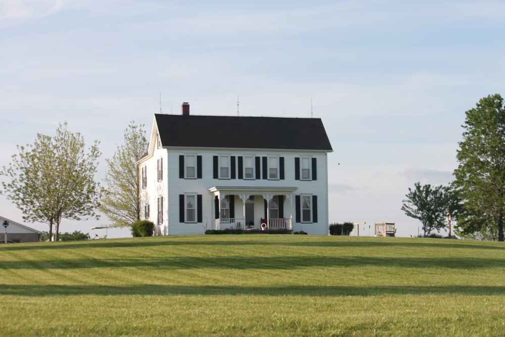 White House on Hill with green sprawling lawn.
