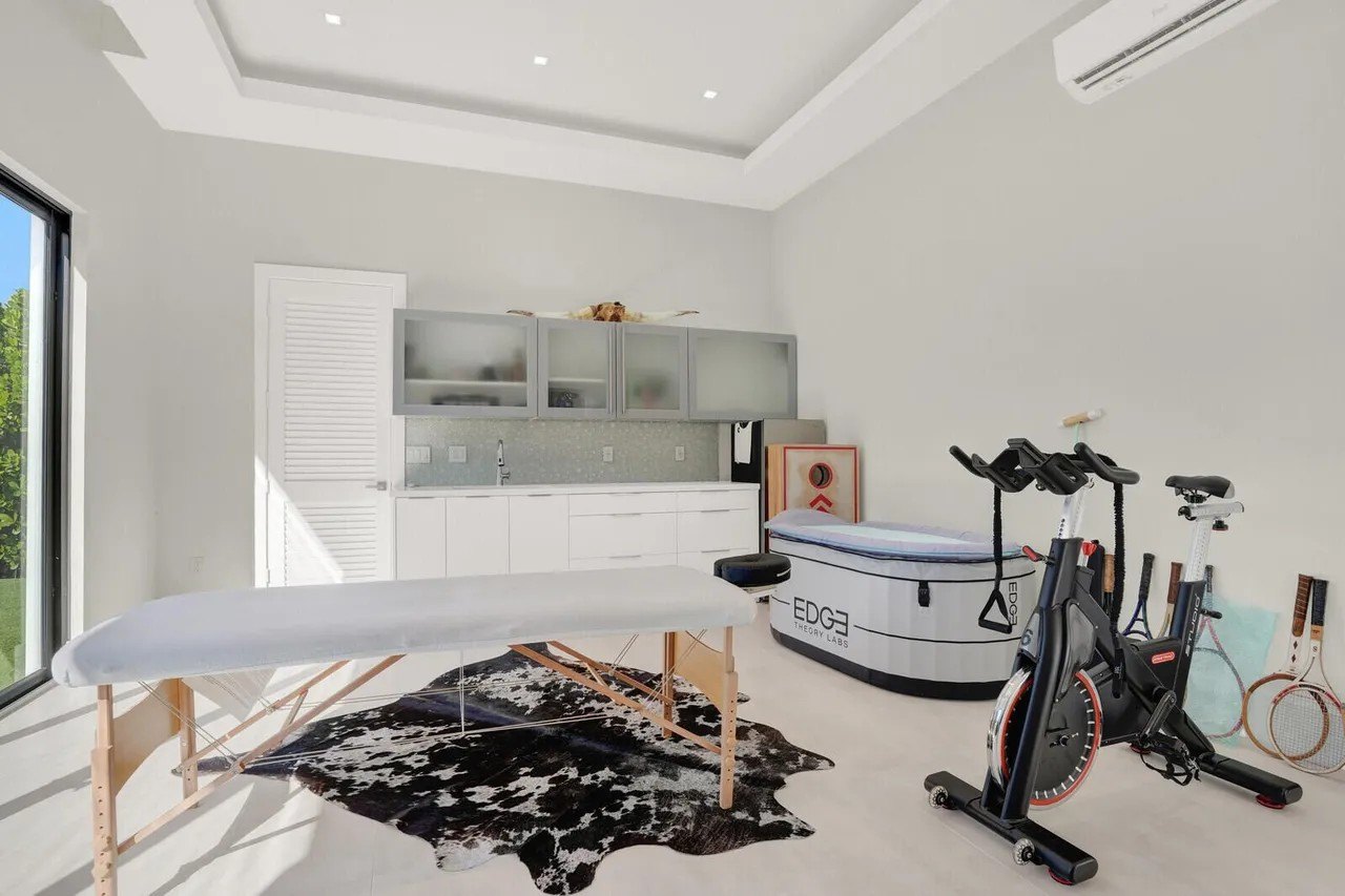 Sink tub in Tommy Paul Florida home