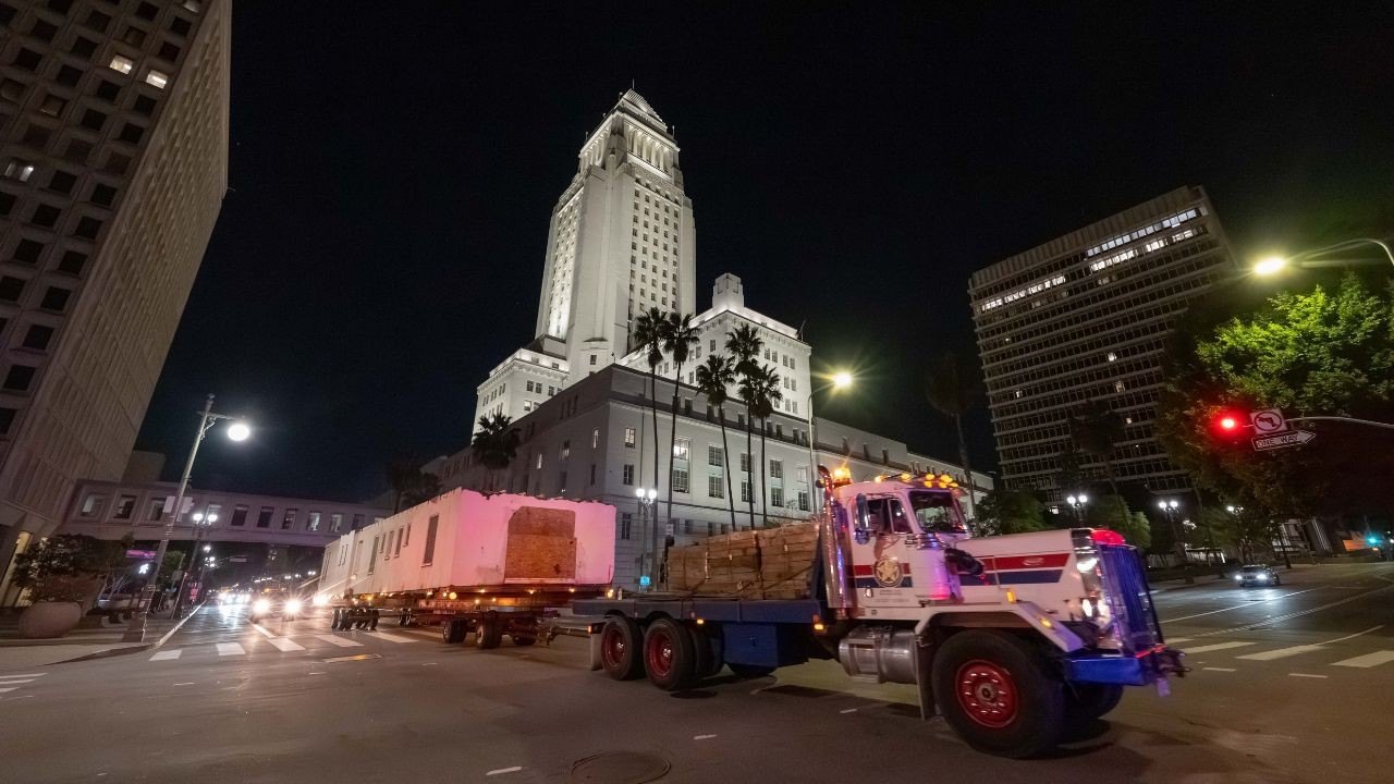 Historic house move to Altadena