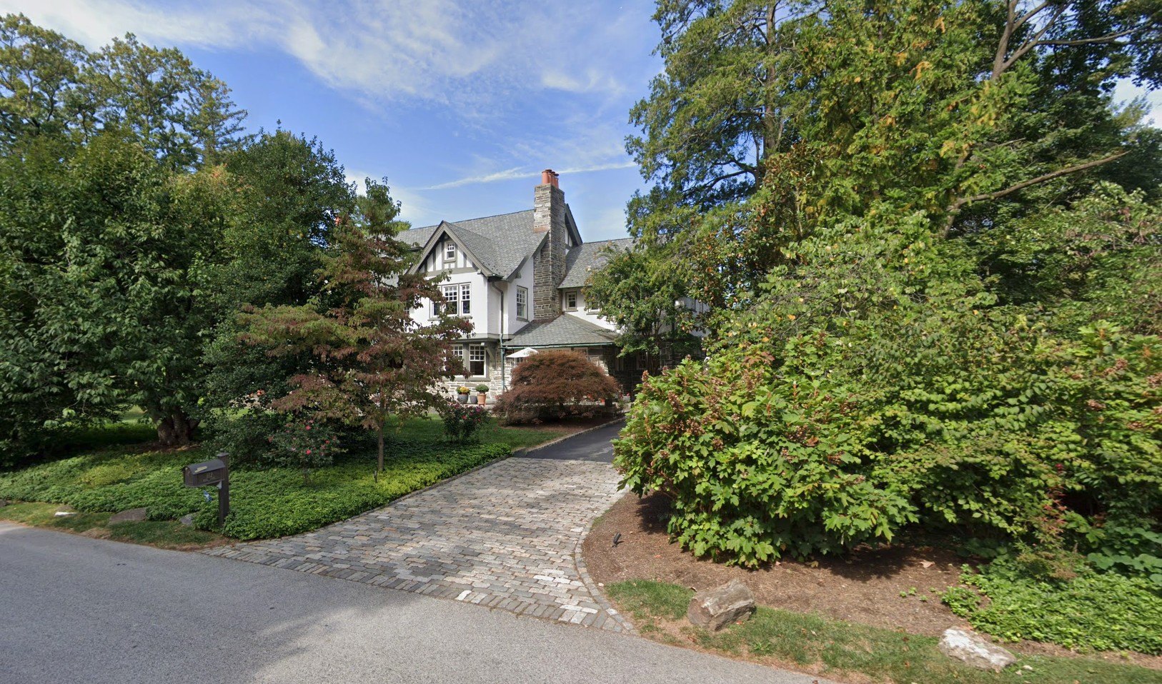 Sarah J. Maas' Pennsylvania home is a Tudor-style mansion located in Haverford