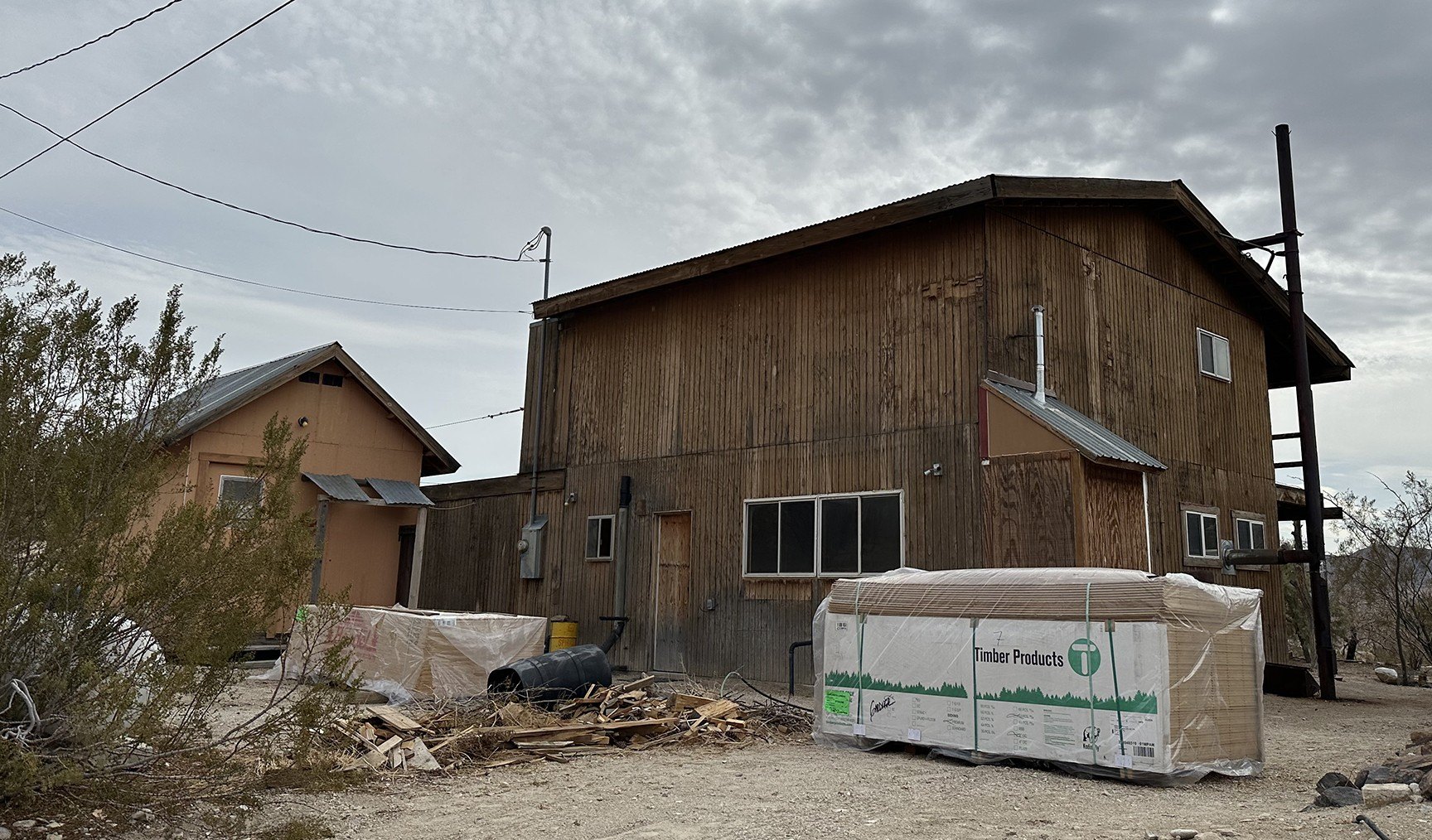 Before picture of Darwin, CA, fixer-upper