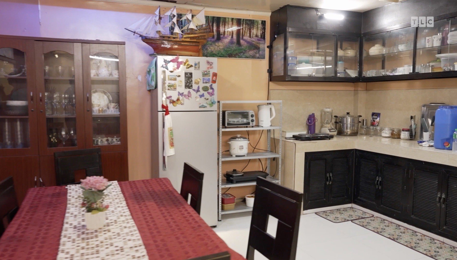 Peach-toned walls complement the neutral, tan backsplash and countertops, while black cabinets provide a dramatic contrast inside Annalyn's kitchen.