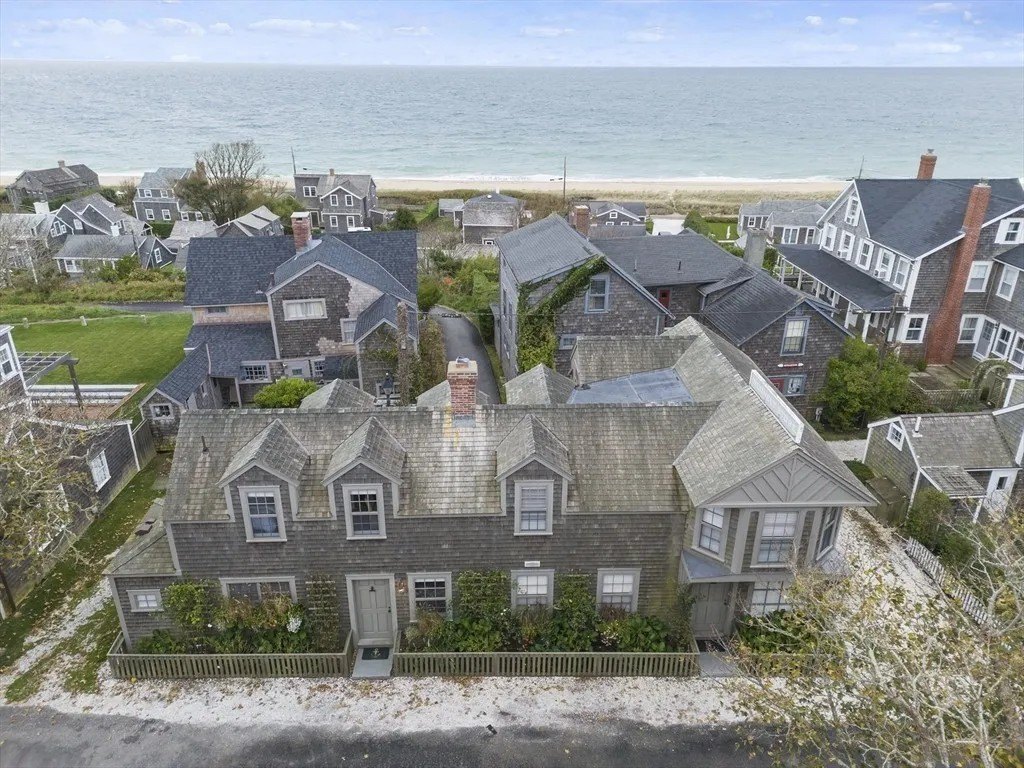 Because of the home's proximity to the others in the area, the team needed to have geotechnical engineers on hand to monitore the vibrations in ground to make sure other structures weren't affected by the construction.