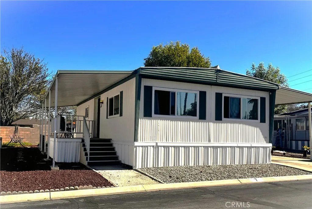Mobile home with front fence