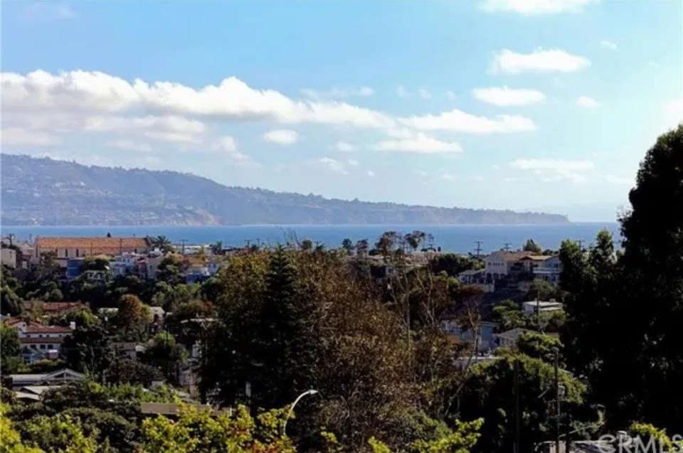 2820 Amby Pl, Hermosa Beach, CA 90254 https://www.realtor.com/realestateandhomes-detail/2820-Amby-Pl_Hermosa-Beach_CA_90254_M94115-83549