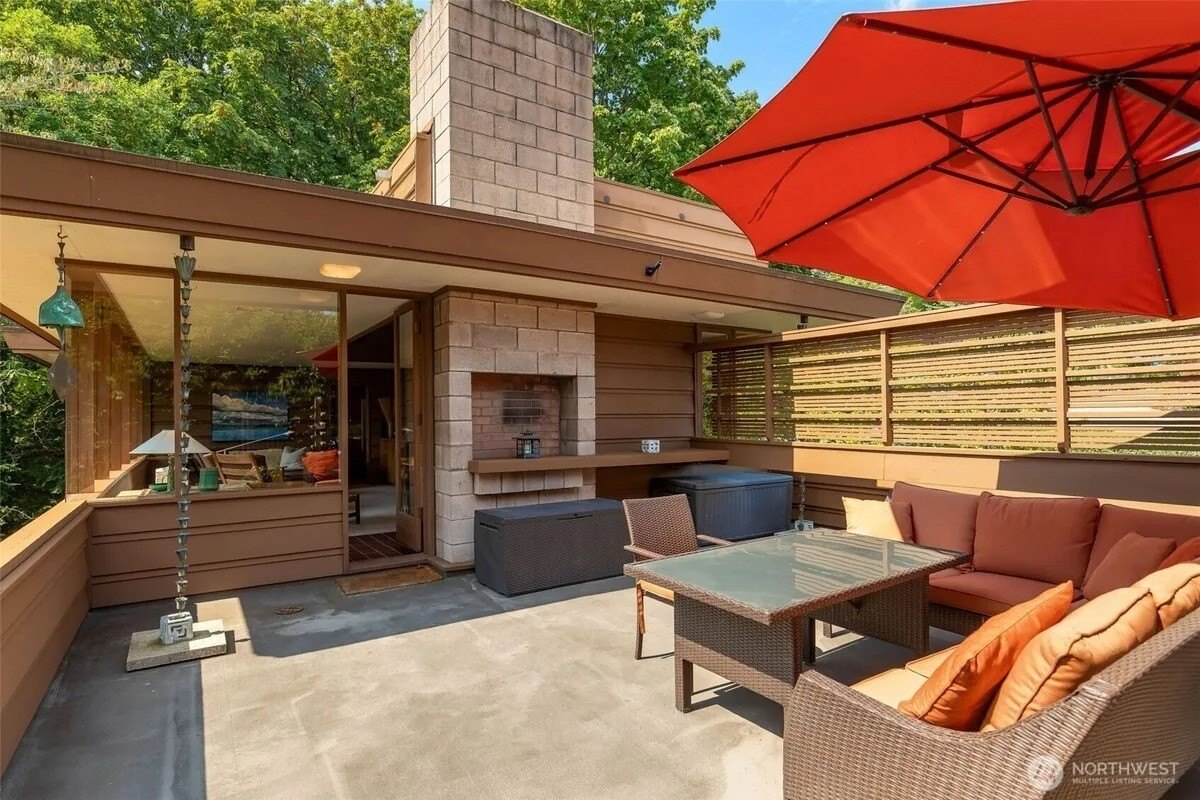 Outdoor living area at midcentury in Seattle, WA, on sale for $1,990,000