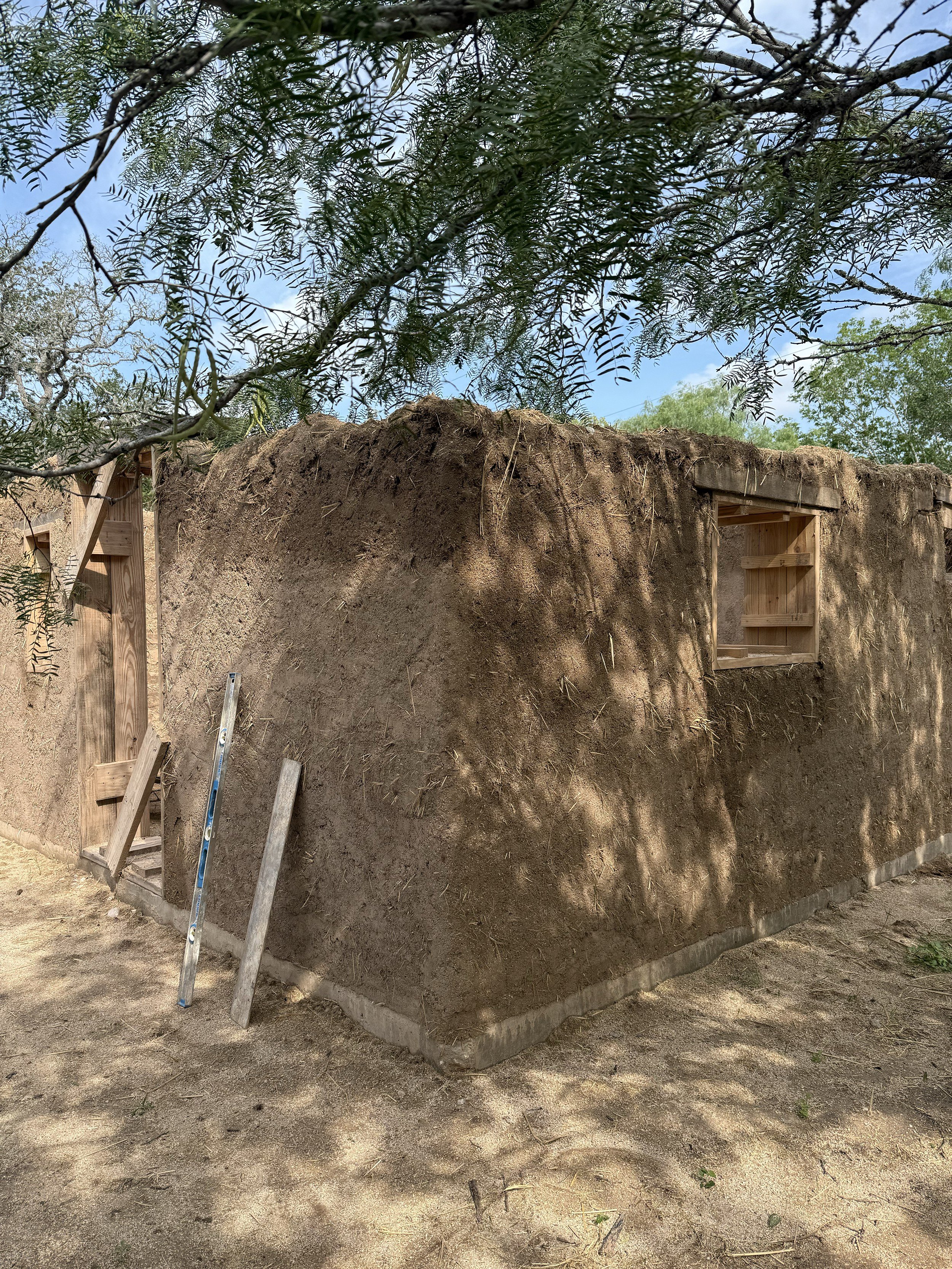 Earthen Cob Wall Construction for a Custom Casita