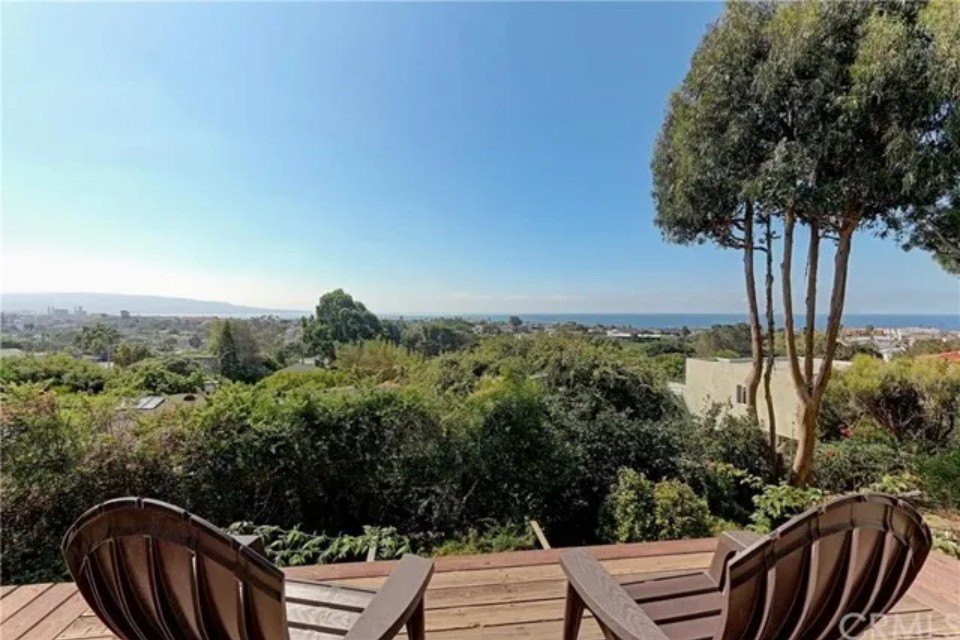 2820 Amby Pl, Hermosa Beach, CA 90254 https://www.realtor.com/realestateandhomes-detail/2820-Amby-Pl_Hermosa-Beach_CA_90254_M94115-83549
