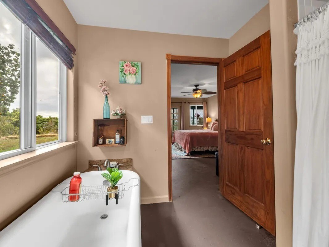 Roseanne Barr Hawaii Bathroom