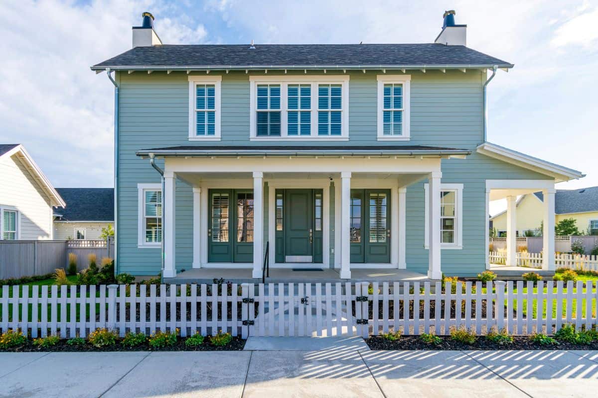 A clean, decluttered house with simple landscaping, illustrating a home prepared using some of the cheapest ways to sell a home