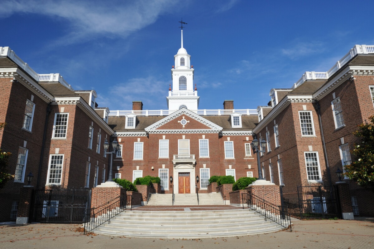 Dover Delaware legislative hall during the day_Getty