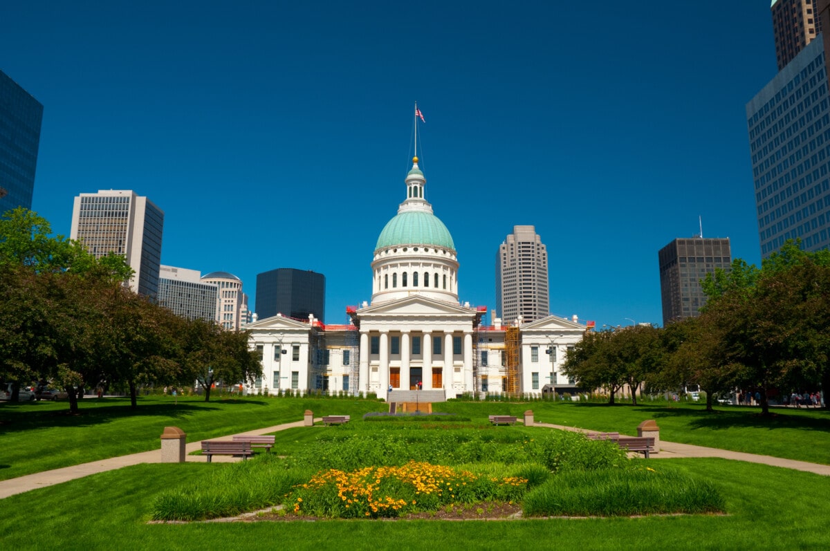 "Old Courthouse in Downtown Saint Louis, Missouri, w/ a park with flowers in the foreground."