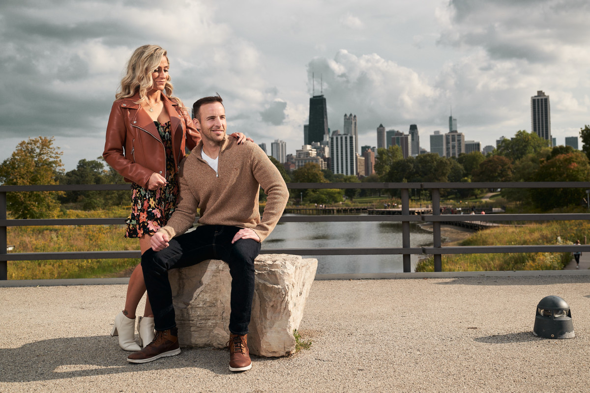 A couple in front of Chicago skyline
