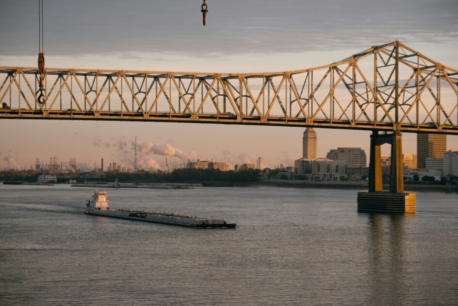 Boat going under bridge on the Mississippi River in Baton Rouge