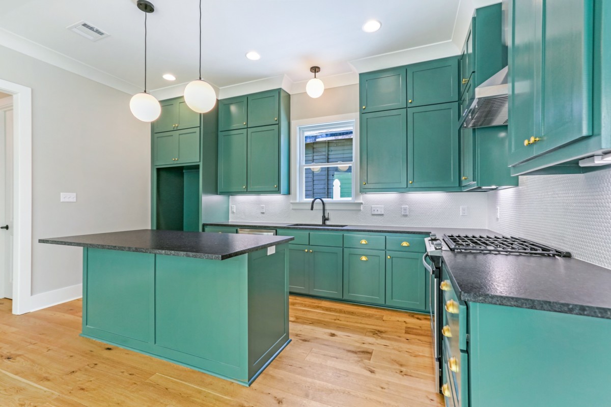 L-shaped kitchen with an island in the middle and lots of floor space