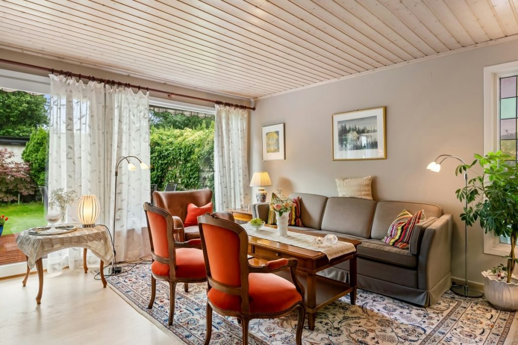 This living/dining room combo uses lamps and natural light to light the room with no overhead lighting