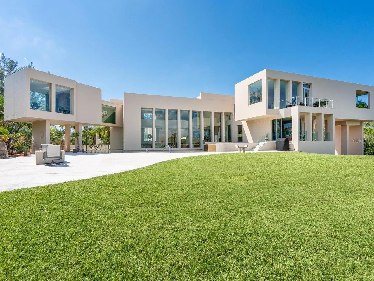 House unfolds on large Florida lot