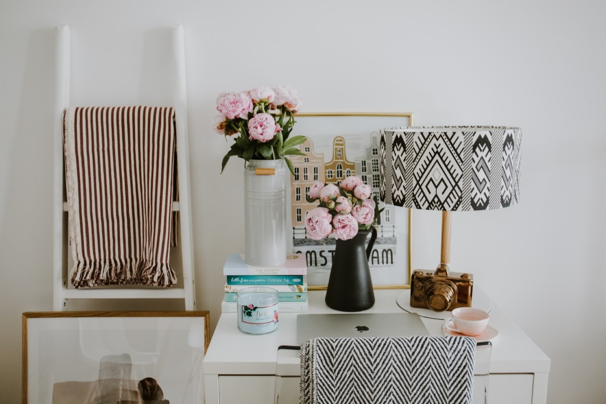 chic desk pink roses 