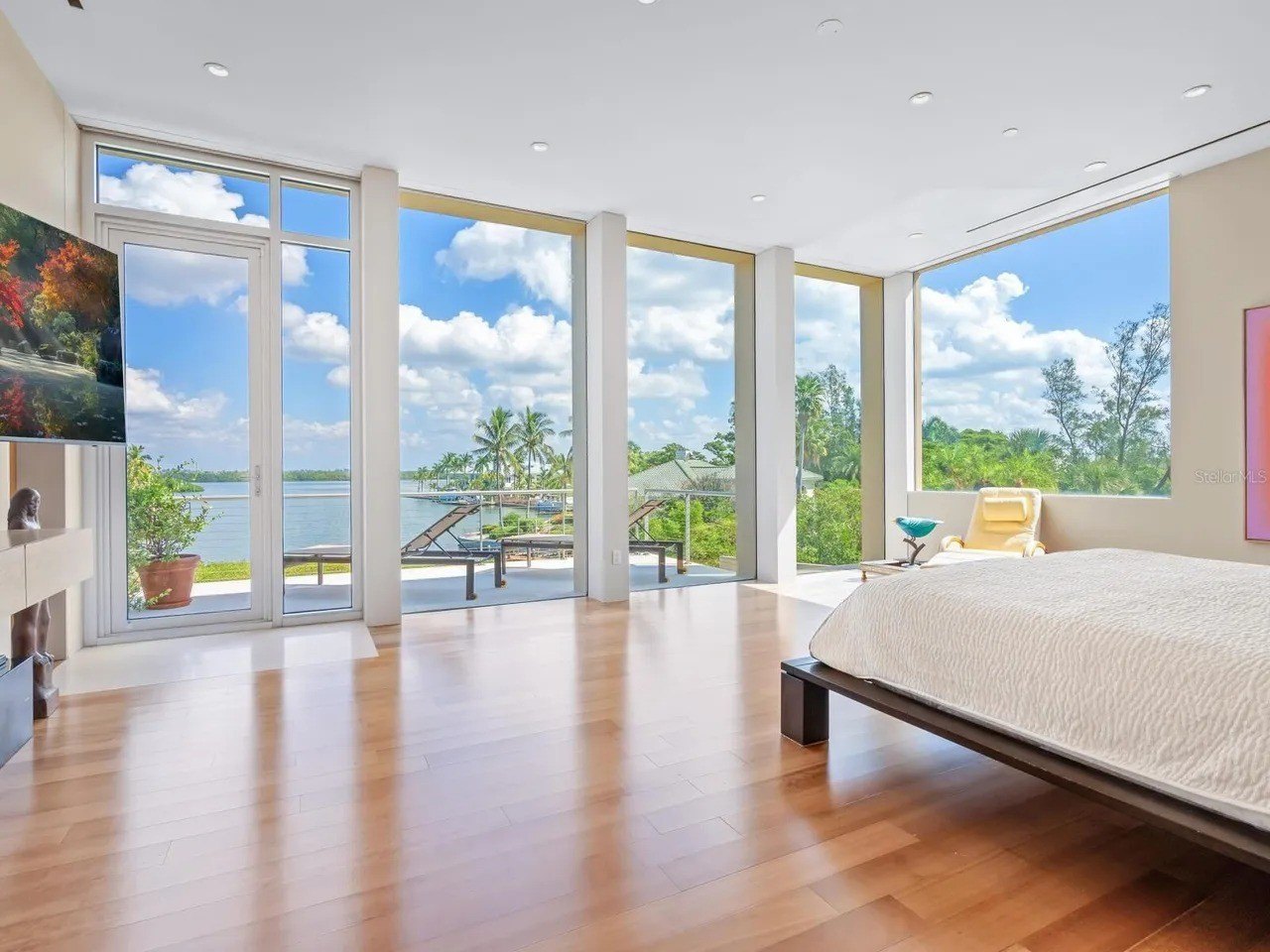 House unfolds on large Florida lot