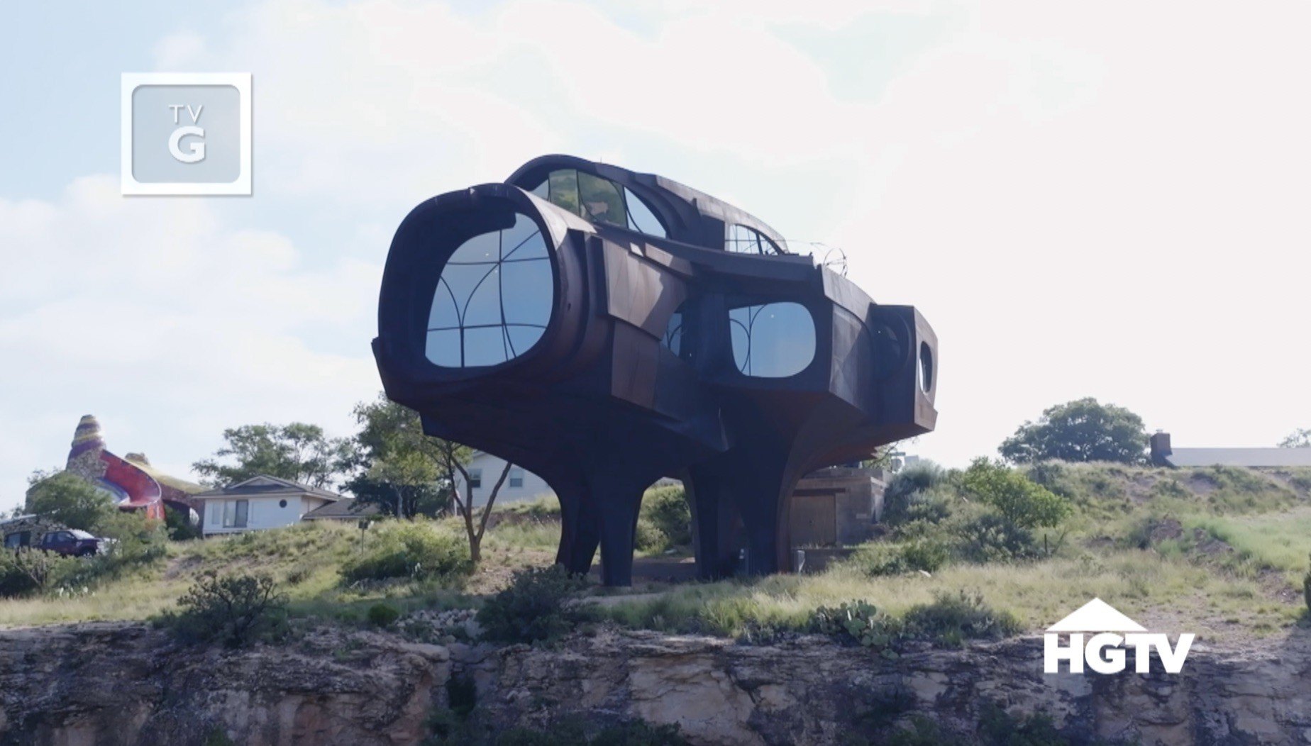 Retta has visited dozens of homes throughout her run as host of "Ugliest House in America," and takes a tour of her 100th repulsive residence during Season 7.