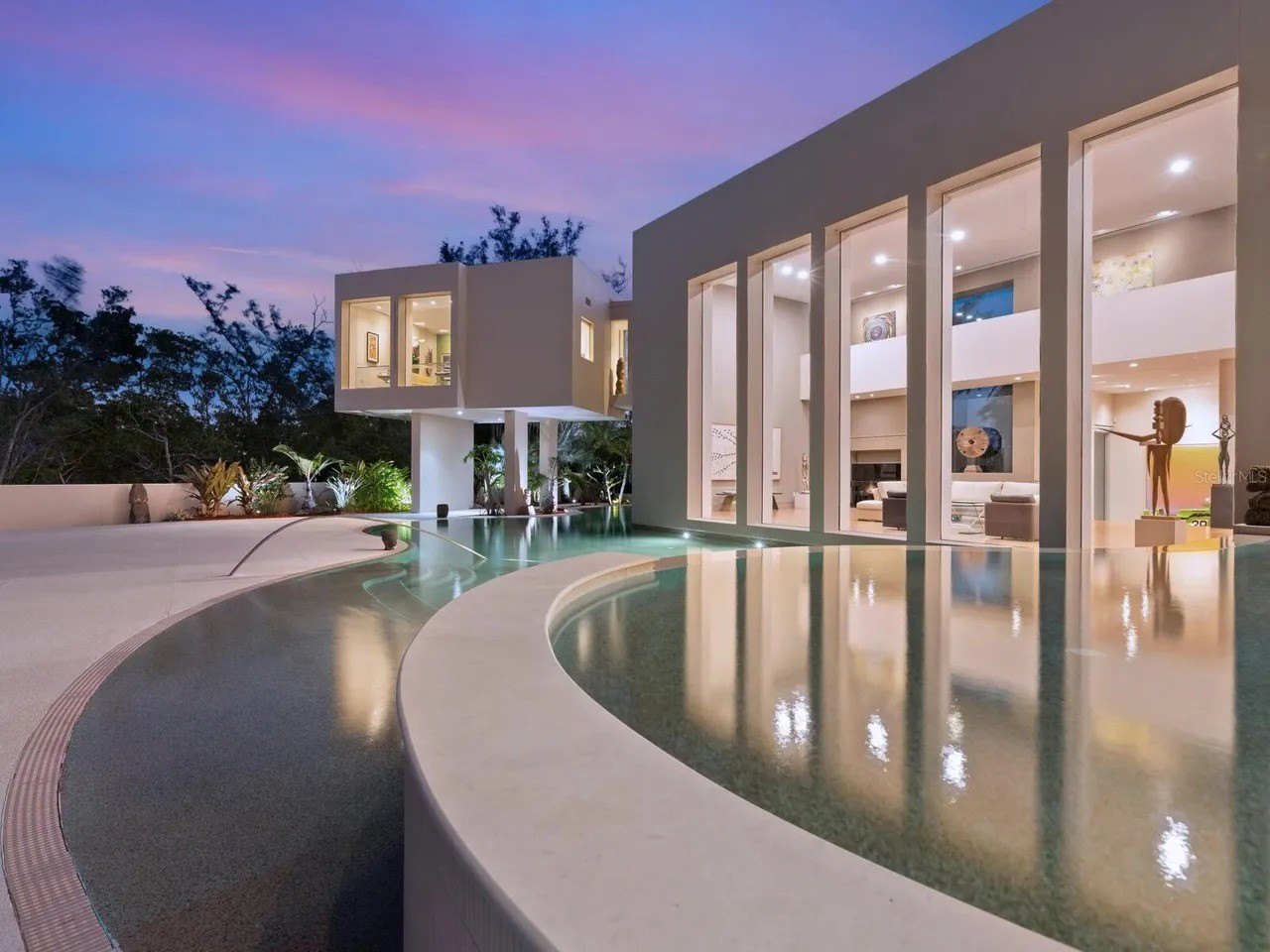 House unfolds on large Florida lot