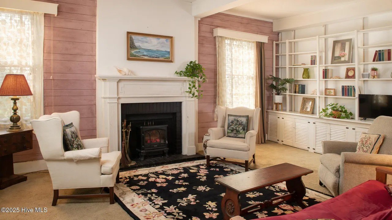 A Wilmington landmark - recognized worldwide as the real ''Dawson's Creek House.'' This waterfront home on Hewlett's Creek served as Dawson Leery's home in all six seasons of the hit television series Dawson's Creek.